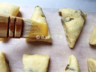 淡奶油葡萄干司康,最后在表面刷一层全蛋液，烤箱预热后，180度，15分钟左右（具体时间、温度请根据自家烤箱灵活设定。）