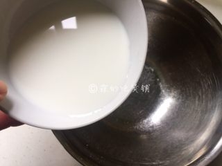 香蕉葡萄干麦芬,先把牛奶倒入容器里