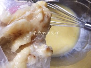 香蕉葡萄干麦芬,按压成泥后倒入蛋油糊中