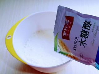 红丝绒草莓奶油蛋糕卷～下午茶必备甜品,蛋白打发，往蛋白里加入柠檬汁(白醋也可以)电动打蛋器将蛋白高速打发至呈现鱼眼泡。 加入三分之糖，继续高速打发，蛋清泡消失，细腻时再加入三分之一的糖，继续打发。