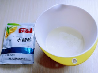 红丝绒草莓奶油蛋糕卷～下午茶必备甜品,做奶油，将奶油倒入深口的器具中，加入木糖醇糖，启动电动打蛋器先中速打发，奶油粘稠时高速打发至8成即可。(木糖醇甜度接近蔗糖，口感清凉，适合不易多吃糖的人群)