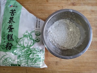 荞麦仙豆糕,准备食材，100克苦荞蛋糕粉（所有低粉都可以）。