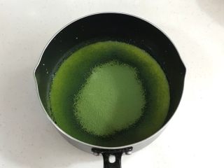 抹茶蔓越莓麻薯,筛入抹茶粉。