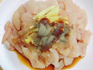 西兰花玉米鸡肉糕（芝士焗烤版）,在鸡胸肉中放蚝油、盐、生抽、黑胡椒粉，搅拌均匀。