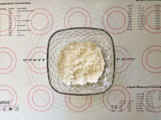 爆浆紫薯仙豆糕,现在开始制作面皮，把面皮中除了鸡蛋以外的所有材料放在碗中，用手搓成粗的颗粒。