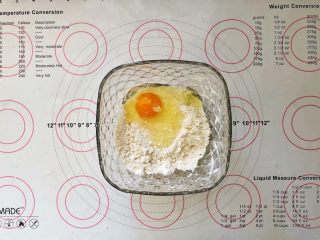 爆浆紫薯仙豆糕,倒入鸡蛋。