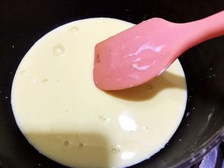 醇厚浓郁的巧克力慕斯蛋糕,最小火加热至微微浓稠后关火一定要不停搅拌哦