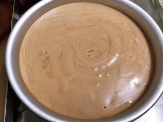 醇厚浓郁的巧克力慕斯蛋糕,倒入剩下的全部慕斯糊盖上保鲜膜放入冰箱冷藏至凝固，最少4个小时