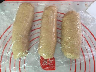 全麦吐司,包上保鲜膜醒发15分钟。