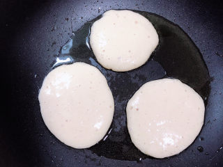 酸奶鸡蛋饼,用勺子挖出面糊，逐一放入锅中，做成小圆饼。