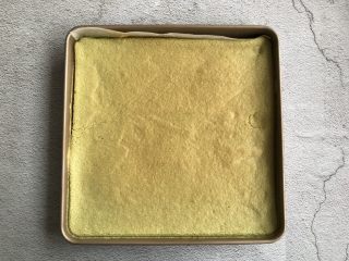 抹茶蛋糕卷,放入提前预热好的烤箱上下火170度烤25分钟左右，烤好后晾凉