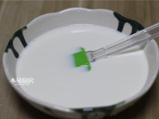 脆皮炸鲜奶,两袋纯牛奶中加入60克玉米淀粉，40克白砂糖，搅拌均匀。