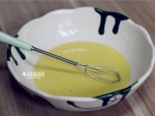 脆皮炸鲜奶,调一个炸糊：把一枚鸡蛋打散，加入10克白砂糖，80克低筋面粉，1克无铝泡打粉，再加入1汤勺水，搅拌均匀成粘稠的面糊。