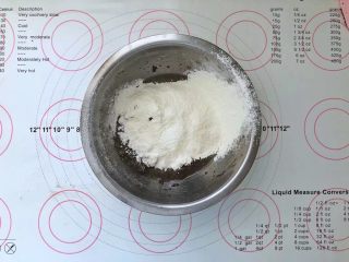 不消泡的可可戚风蛋糕,筛入低筋面粉。