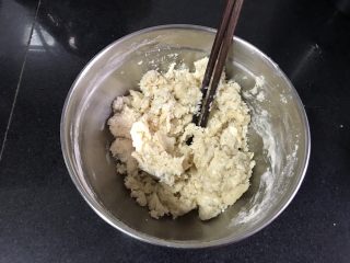 金沙奶黄馅老婆饼,用筷子搅拌均匀。