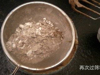 最经典浓郁巧克力奶酪蛋糕,分次再过筛粉类。