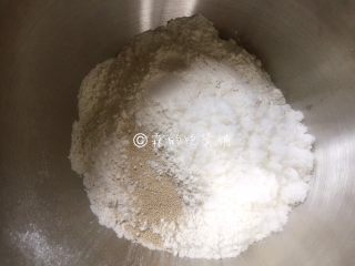 肉桂面包卷,把高粉、糖、盐、酵母等粉类放入搅拌桶里混合均匀