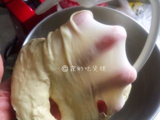 肉桂面包卷,再一个8分钟，基本就可以揉出薄膜了。