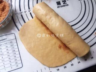 肉桂面包卷,然后从另一边开始卷过来。