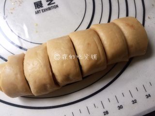 肉桂面包卷,卷好后，切成12份。