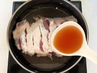 杂蔬火腿羊汤,水量没过羊腿，加入1勺料酒