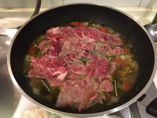 老王酸菜牛肉面,把牛肉片放上去就可关火啦！