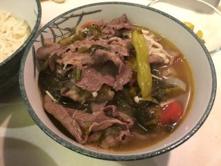 老王酸菜牛肉面,再加入汤头材料跟肉片