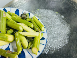 芦笋紫菜汤,倒入芦笋煮三分钟