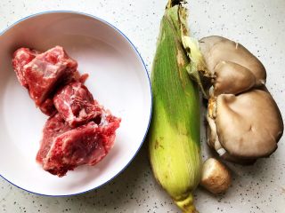 菌菇玉米扇骨汤（高压锅版）,首先我们准备好所有食材