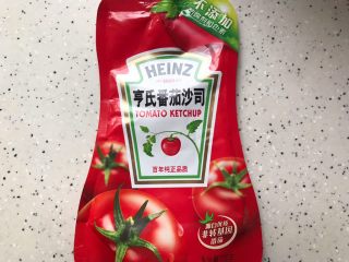 西红柿虾干豆腐羹,准备一些番茄酱