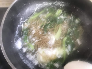 酸汤荞麦面,煮至面条熟透即可