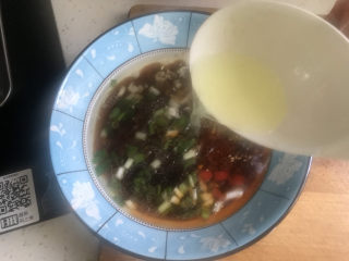 酸汤荞麦面,碗中舀入面汤