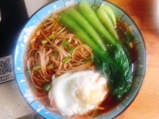 酸汤荞麦面,码上青菜和鸡蛋，撒点葱花即可