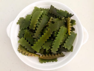 海带筒骨汤,把海带根切成小条
