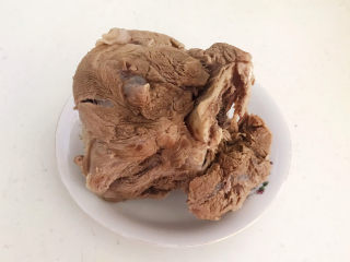 海带筒骨汤,把焯好的筒骨捞出来，用温水清洗干净