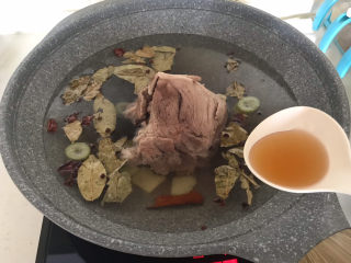 海带筒骨汤,加入料酒