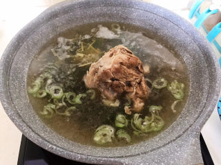 海带筒骨汤,加入葱丝姜丝，加入筒骨，烧10分钟