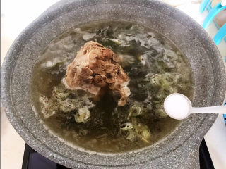 海带筒骨汤,加入精盐