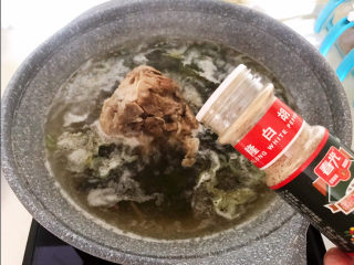 海带筒骨汤,加入白胡椒粉调匀，海带筒骨汤做好了