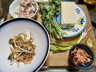 豆腐肉丸子➕香菜虾皮豆腐肉丸汤,食材合照：五花肉末180g，老豆腐250g，杂菌适量，小葱三根，姜一小块，香菜三颗，虾皮一小撮