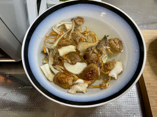 豆腐肉丸子➕香菜虾皮豆腐肉丸汤,杂菌清洗，温水浸泡20分钟
