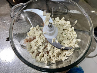 豆腐肉丸子➕香菜虾皮豆腐肉丸汤,猪肉末和老豆腐加入绞肉器