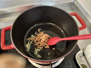 豆腐肉丸子➕香菜虾皮豆腐肉丸汤,下虾皮小火煸炒半分钟
