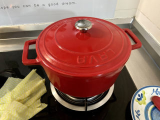 豆腐肉丸子➕香菜虾皮豆腐肉丸汤,加盖小火炖煮5分钟