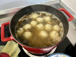 豆腐肉丸子➕香菜虾皮豆腐肉丸汤,保持小火，下入一个个丸子，丸子煮到定型，用勺子推动一下以免粘底