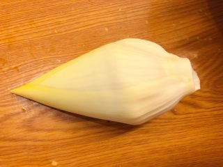 香蕉花排骨汤,一直摘到里面嫩黄色的壳芯。