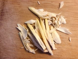 香蕉花排骨汤,把嫩壳芯切丝。和花蕊一起泡在水里，以免氧化。