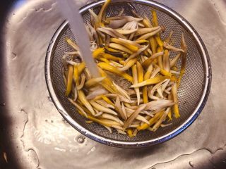 香蕉花排骨汤,反复冲洗干净，去除涩味。