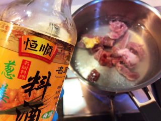香蕉花排骨汤,冷水加一片姜和适量料酒，下排骨飞水。