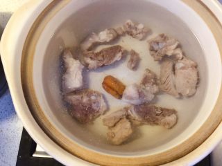 香蕉花排骨汤,砂锅内加水，放入排骨和蜜枣。